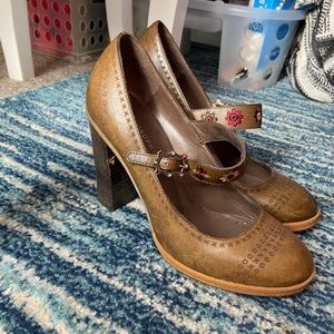 Philosophy di Alberta Ferretti Green-Olive Leather Mary jane Pumps. Size 7